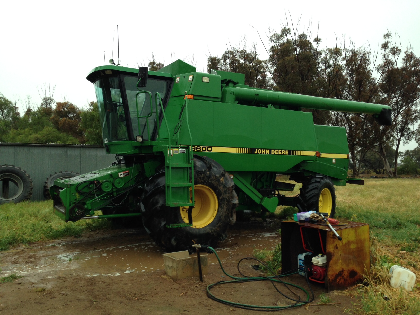 John Deere 9600 4wd with 36 Foot Honeybee Draper Front Machinery